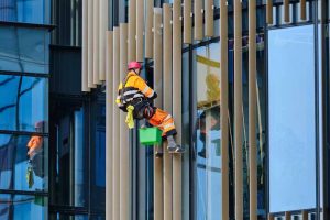 industrial-mountaineering-as-concept-man-washing-windows-modern-skyscraper_optimized